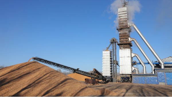 烘糧噸成本降至28元！300噸烘干塔用上秸稈直燃熱風(fēng)爐，相比燃煤一天節(jié)省一萬六！