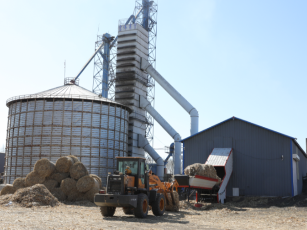 煤價上漲，糧食烘干用上生物質秸稈大包直燃熱風爐，一年省下30萬